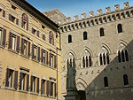 Piazza Salimbeni con sede centrale Monte dei Paschi di Siena